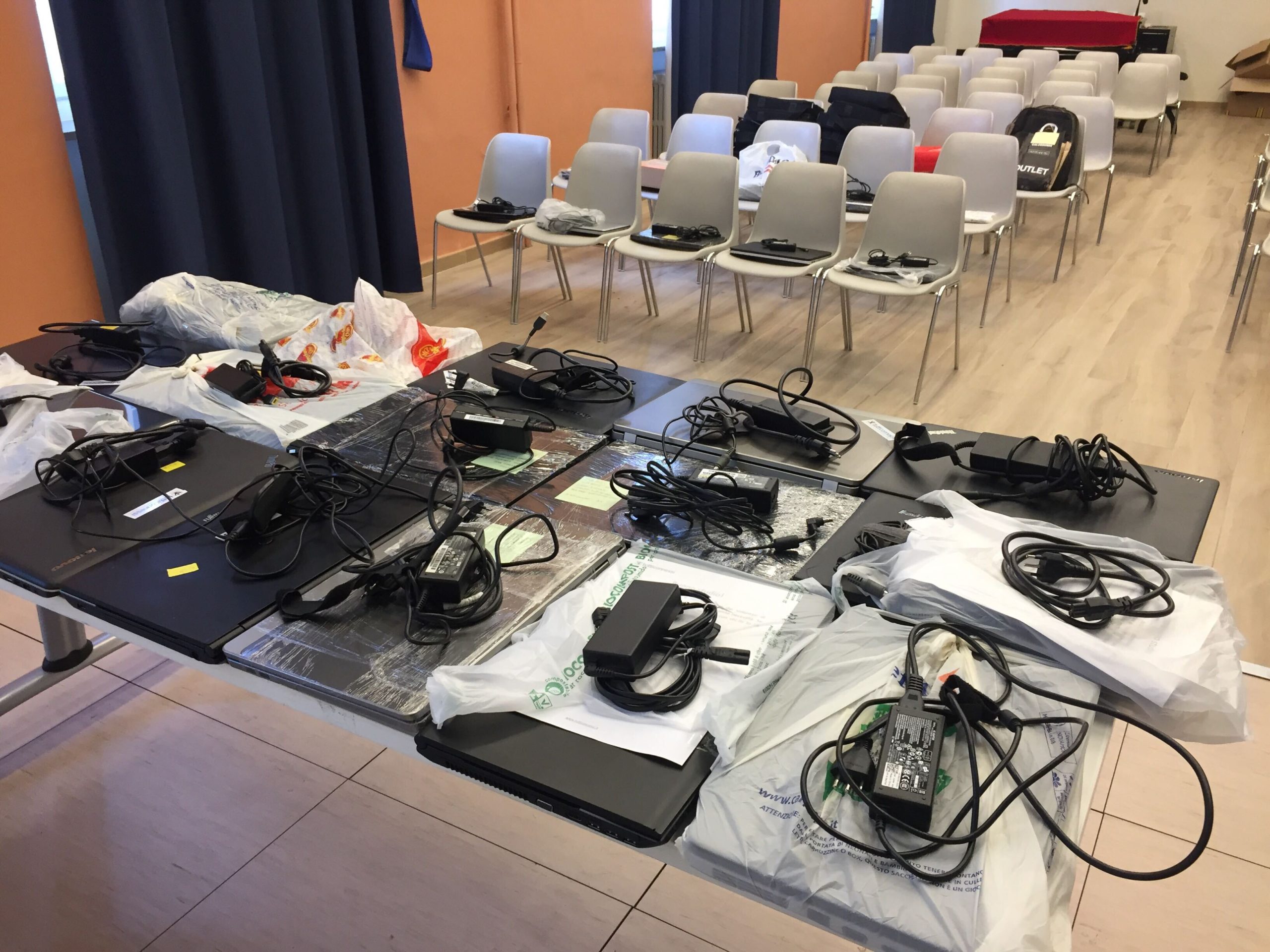 Continuano le consegne dei computer di Tutticonnessi per gli studenti